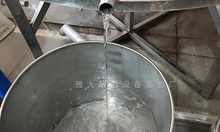 雅大烤酒設(shè)備出酒快，操作簡單