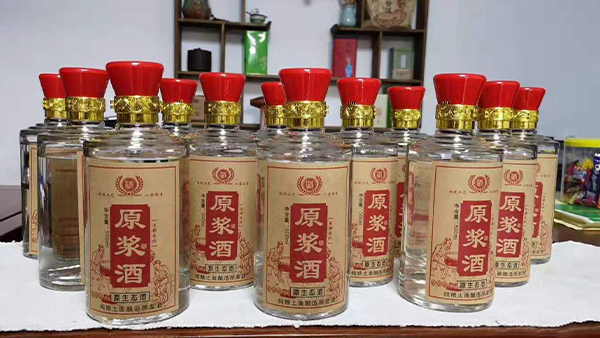 堅(jiān)持用白酒釀酒設(shè)備做純糧酒，每天釀2鍋酒還不夠賣！